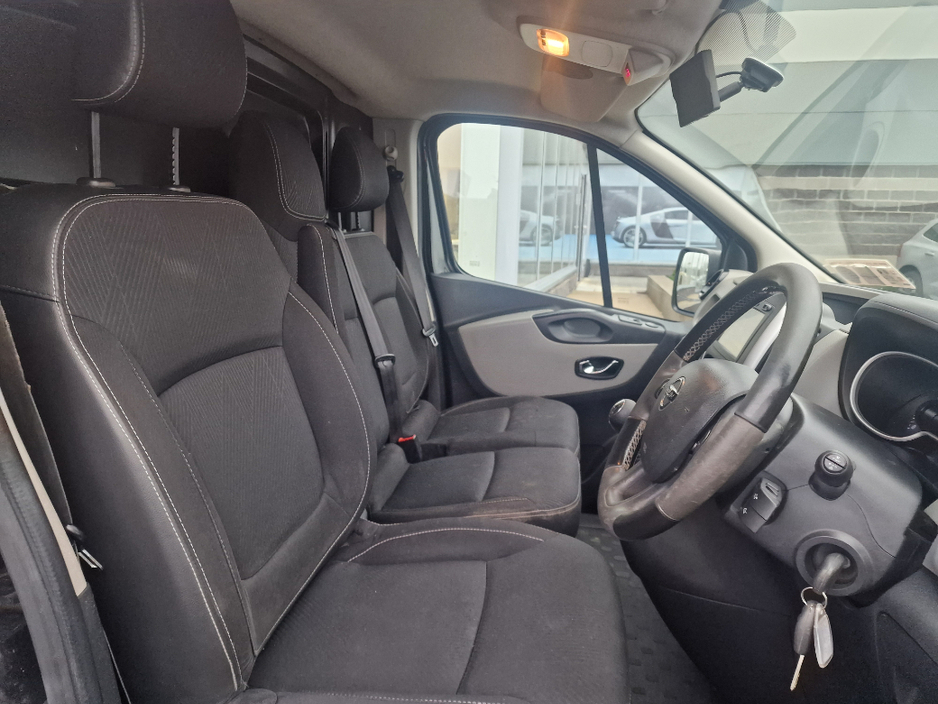 2018 Nissan NV300 - image 13