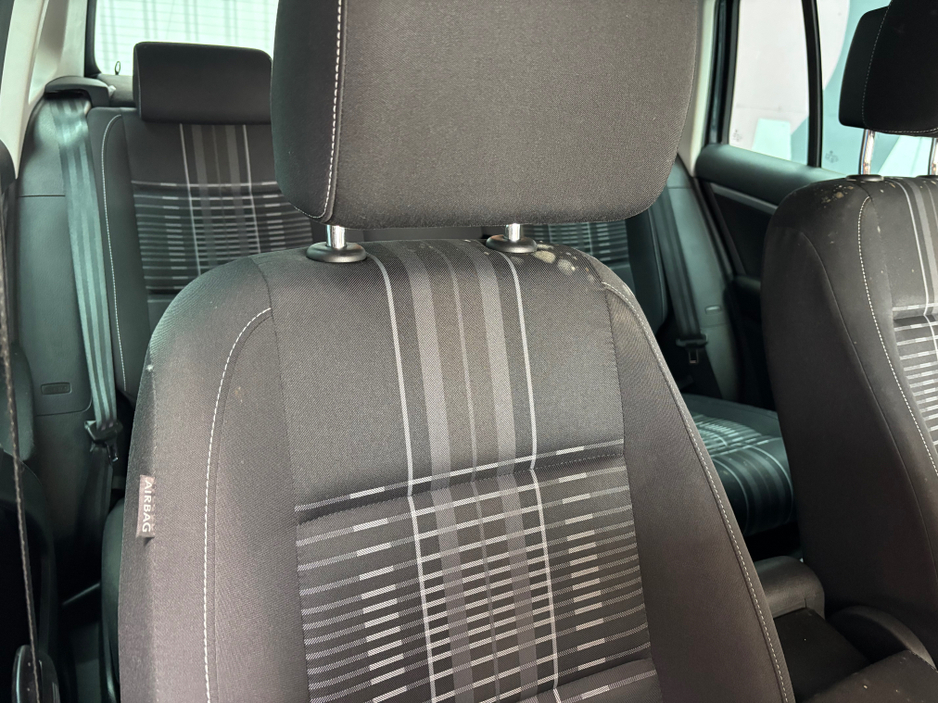 2016 Volkswagen Tiguan - image 8