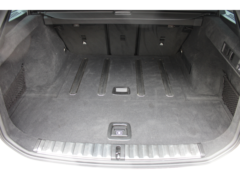 2020 BMW 3 Series - image 23