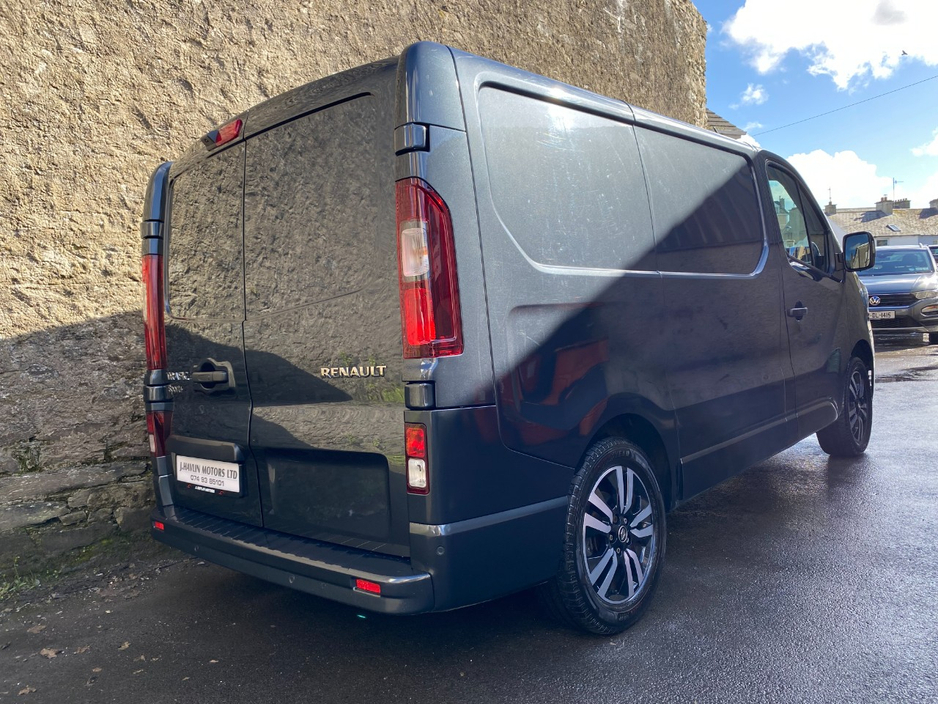 2023 Renault Trafic - image 4