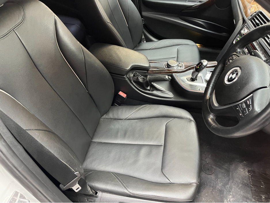 2017 BMW 3 Series - image 9