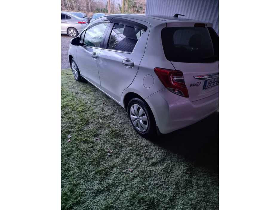 2015 Toyota Vitz - image 4