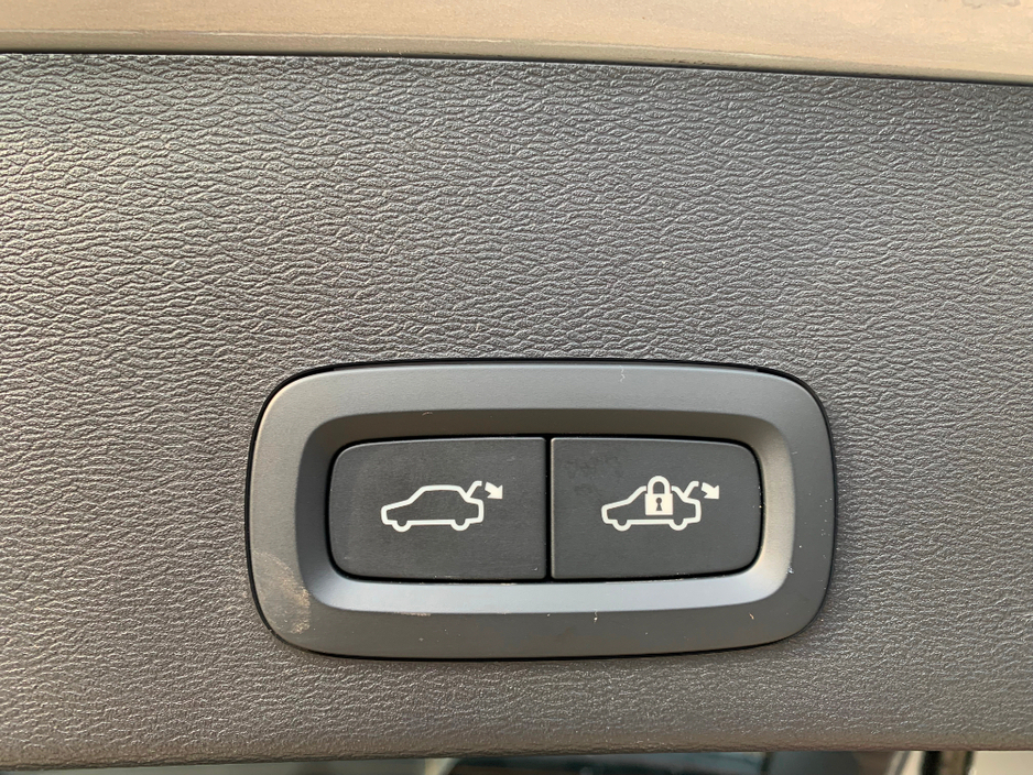 2025 Volvo EX40 - image 15