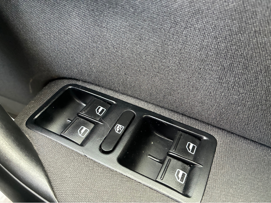 2013 Volkswagen Polo - image 22