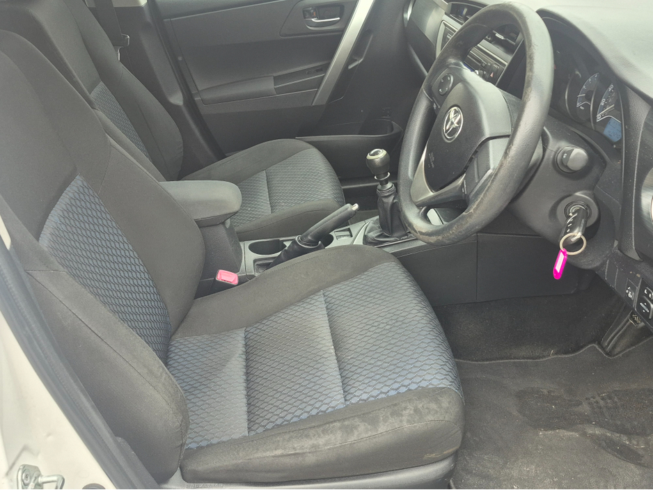 2014 Toyota Auris - image 6