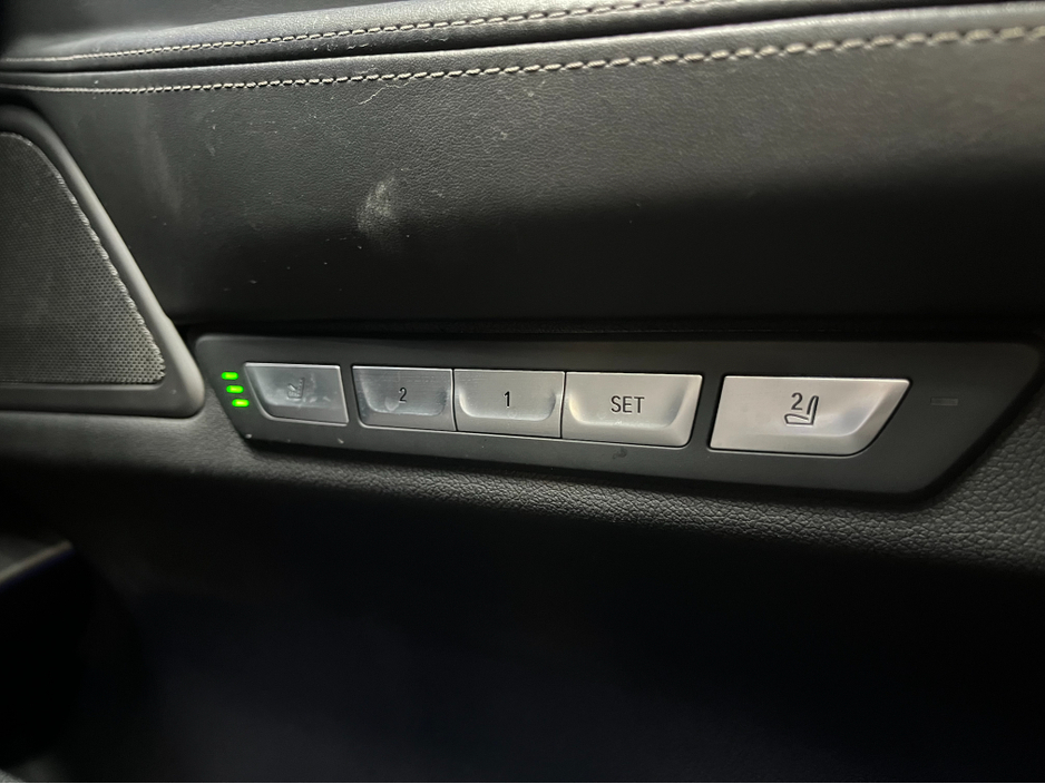 2016 BMW 7 Series - image 18