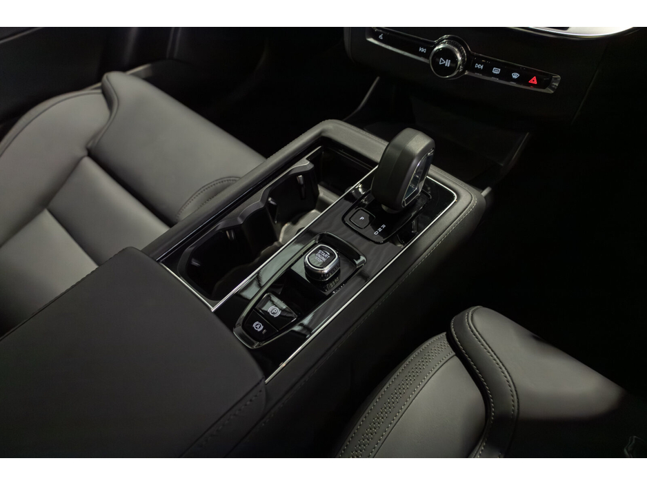 2025 Volvo XC90 - image 18