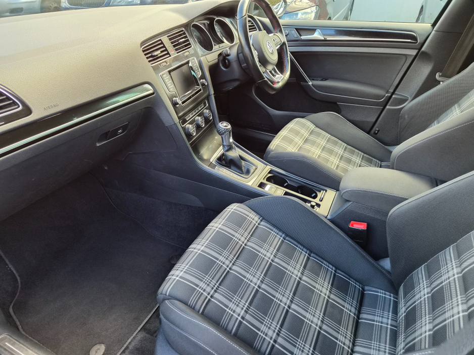 2015 Volkswagen Golf - image 18