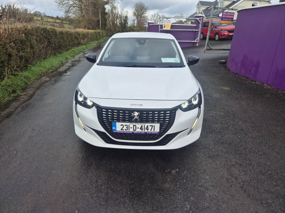 2023 Peugeot 208 - image 2