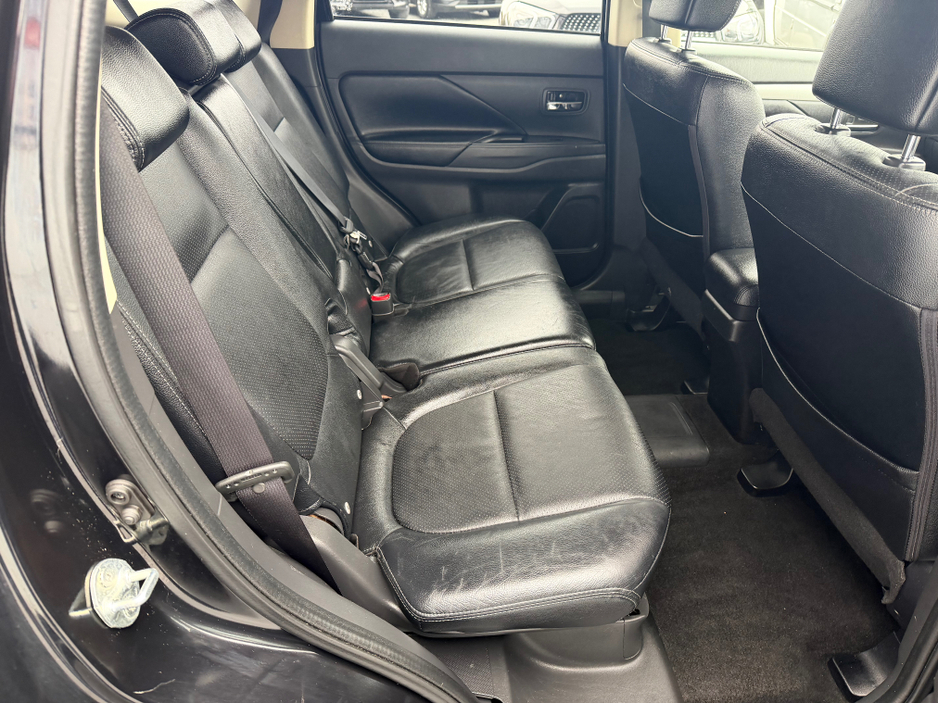 2015 Mitsubishi Outlander - image 4
