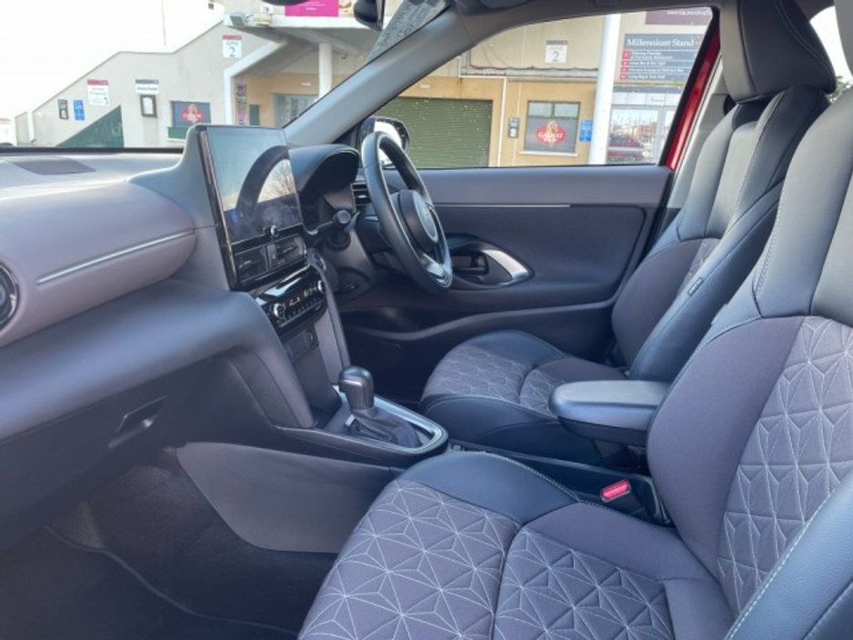 2024 Toyota Yaris Cross - image 6