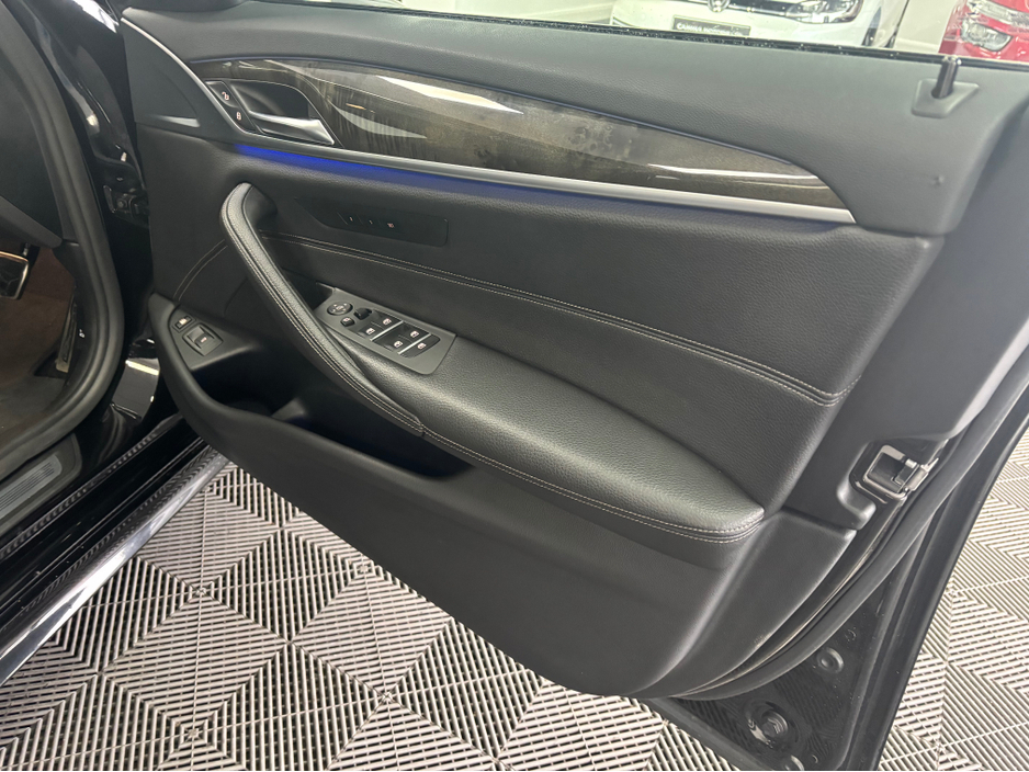 2018 BMW 5 Series - image 7