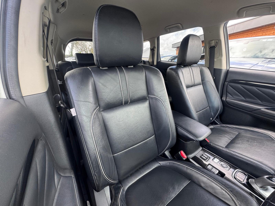 2018 Mitsubishi Outlander - image 14