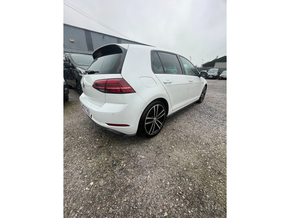 2017 Volkswagen Golf - image 4