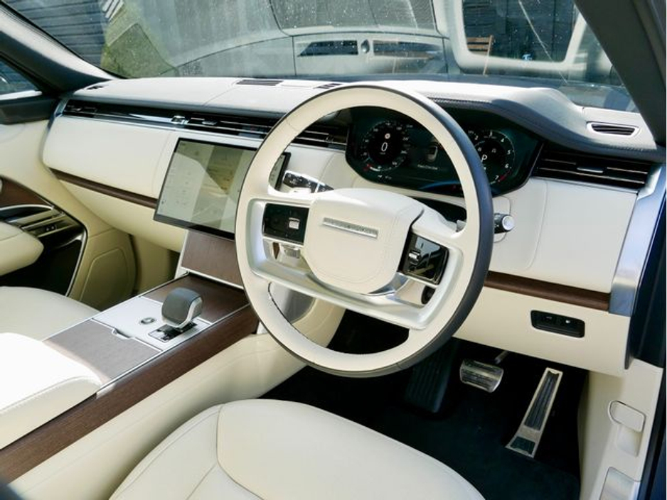 2025 Land Rover Range Rover - image 9