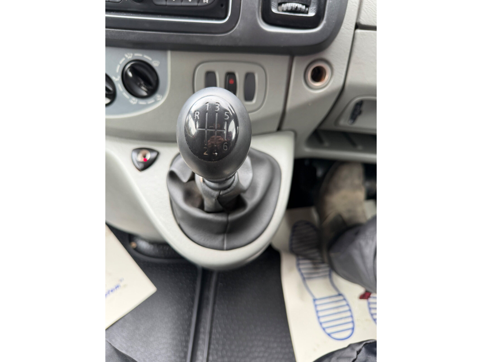 2010 Renault Trafic - image 17