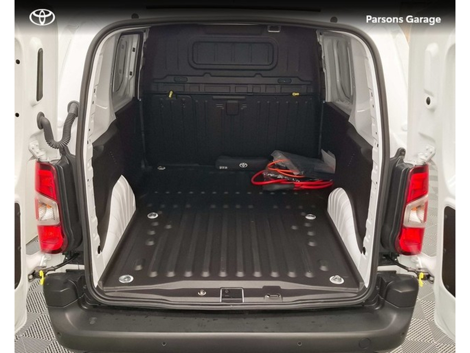2025 Toyota Proace City - image 12