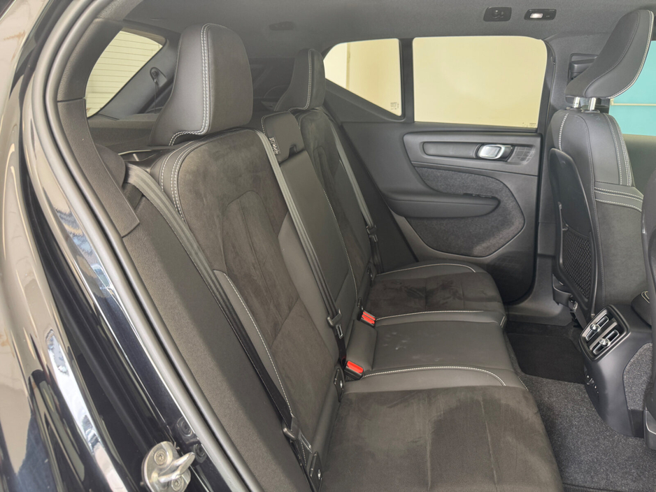 2023 Volvo XC40 - image 21