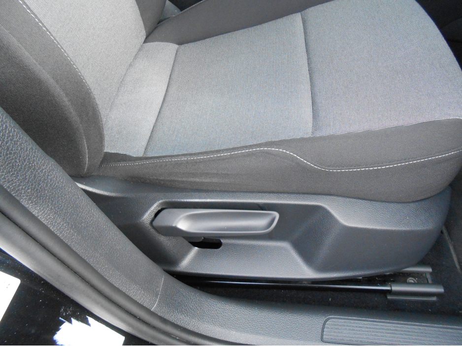 2016 Volkswagen Golf - image 18