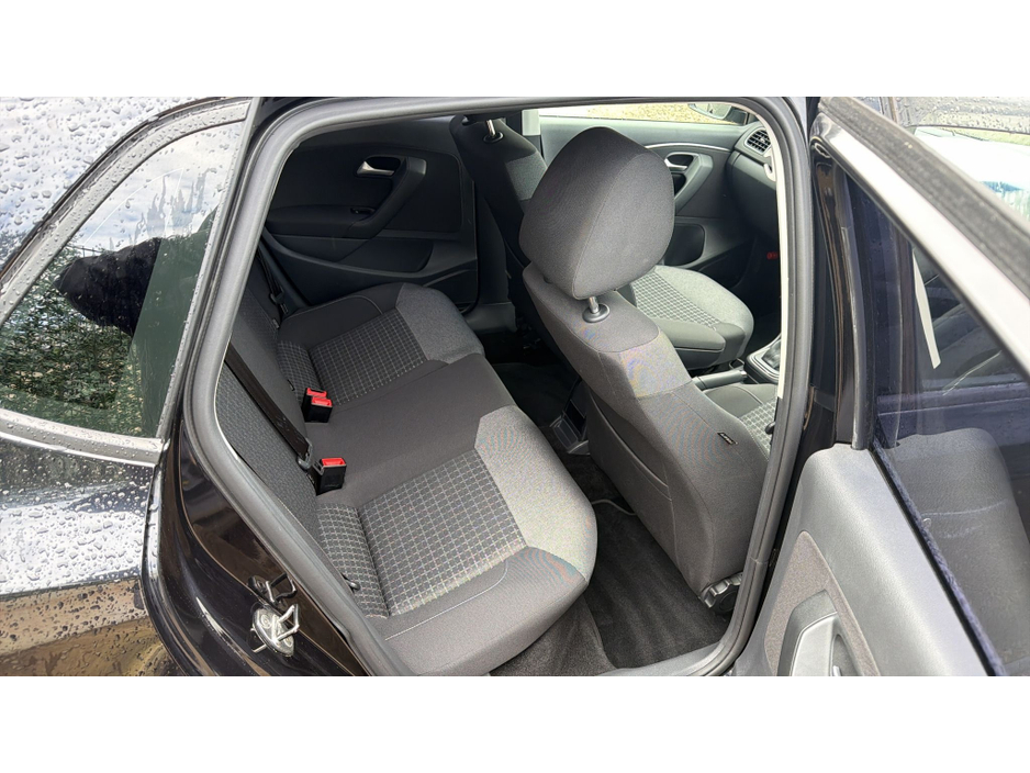 2015 Volkswagen Polo - image 8