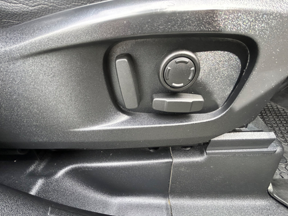 2023 Land Rover Defender - image 37