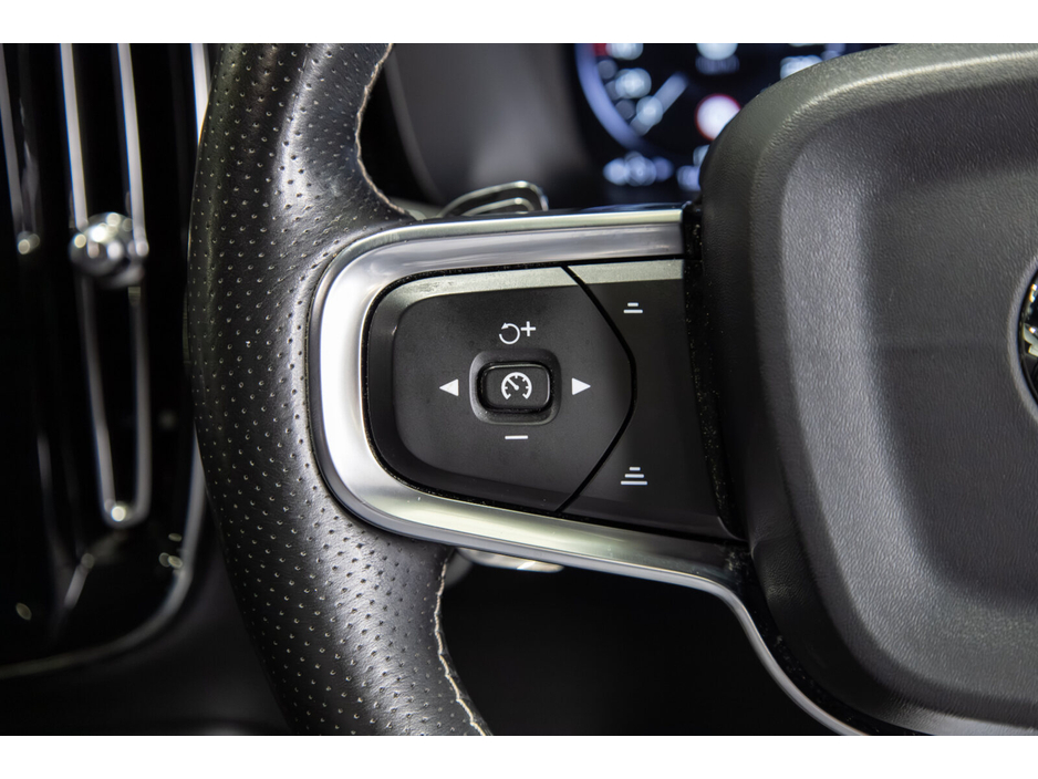 2020 Volvo XC40 - image 15