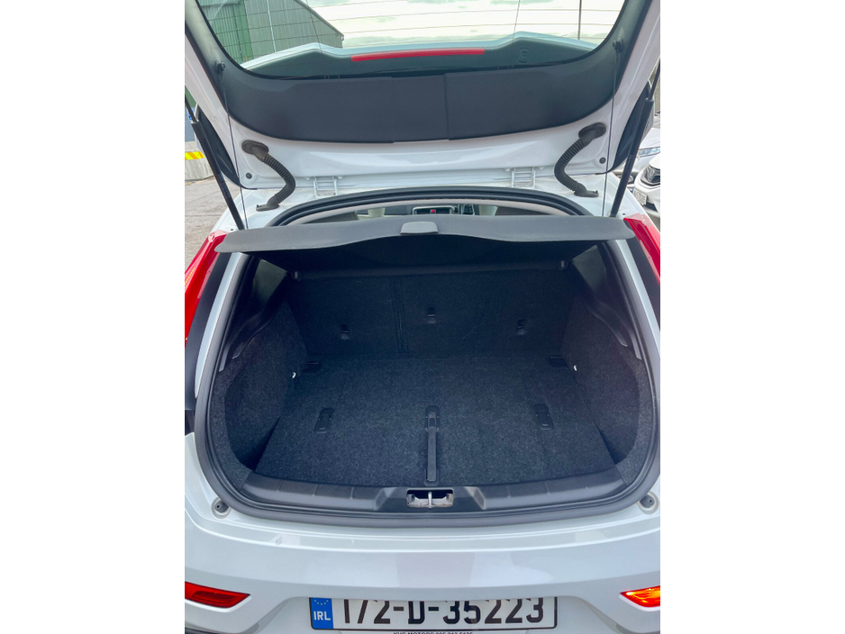 2017 Volvo V40 - image 24