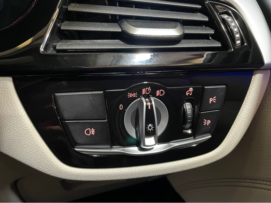 2021 BMW 5 Series - image 22