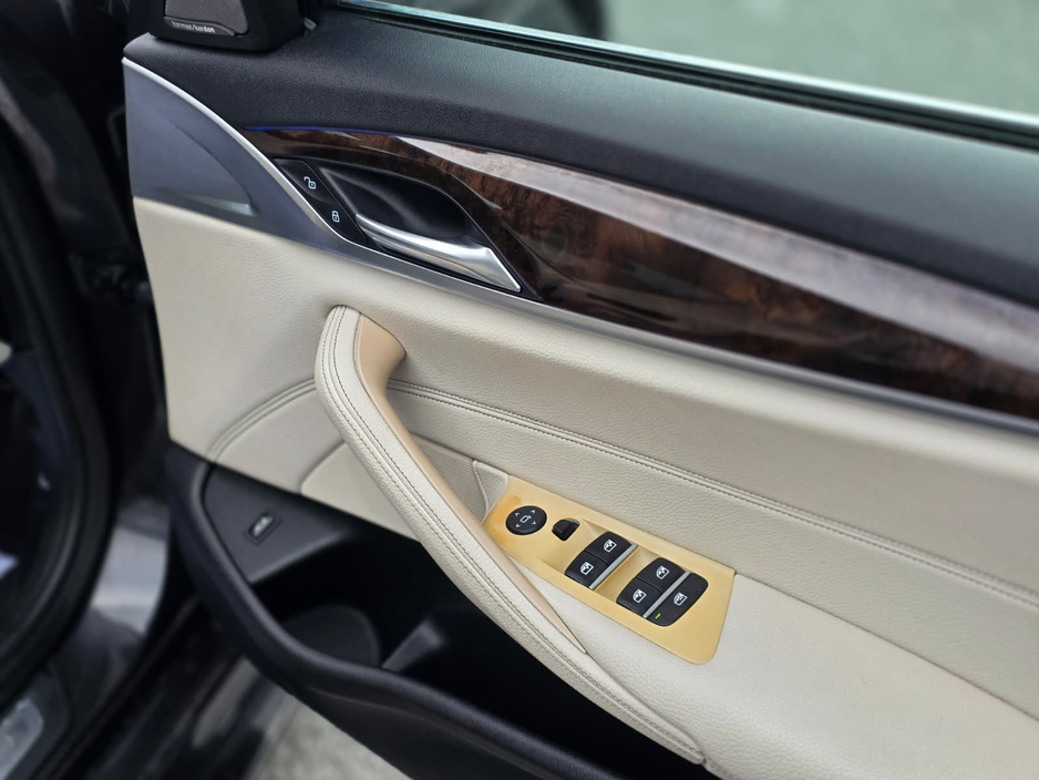 2018 BMW 5 Series - image 17