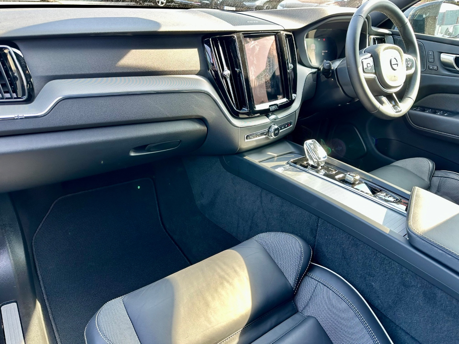 2025 Volvo XC60 - image 13