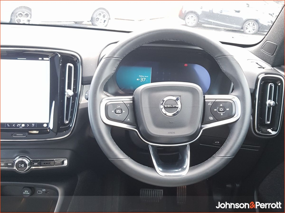 2025 Volvo EC40 - image 9