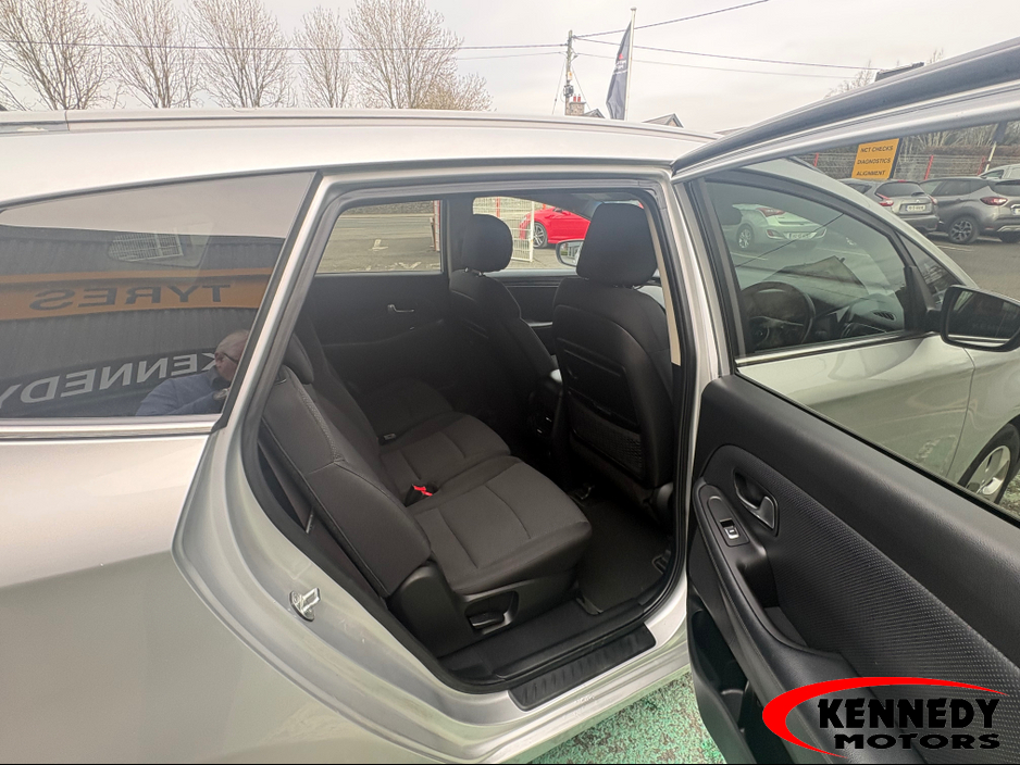 2013 Kia Carens - image 6