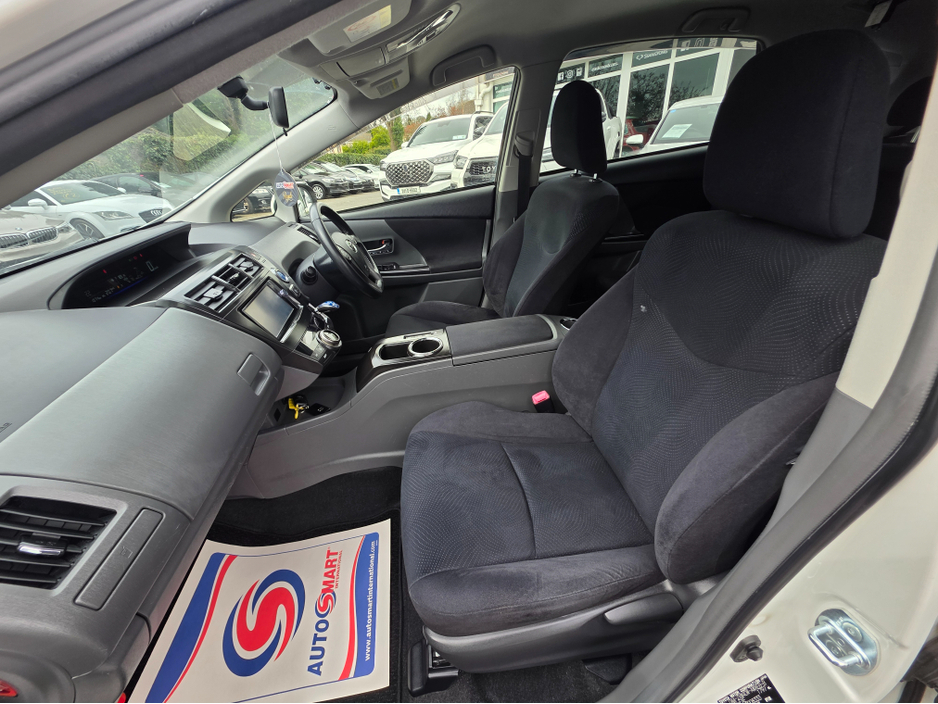 2014 Toyota Prius Alpha - image 21