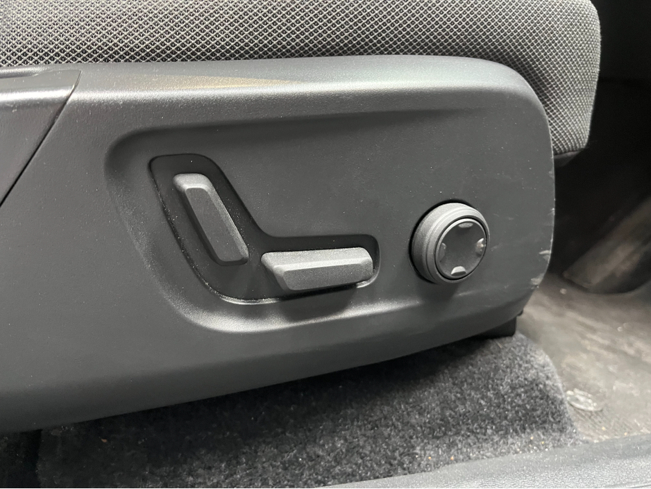 2022 Volvo XC40 - image 12