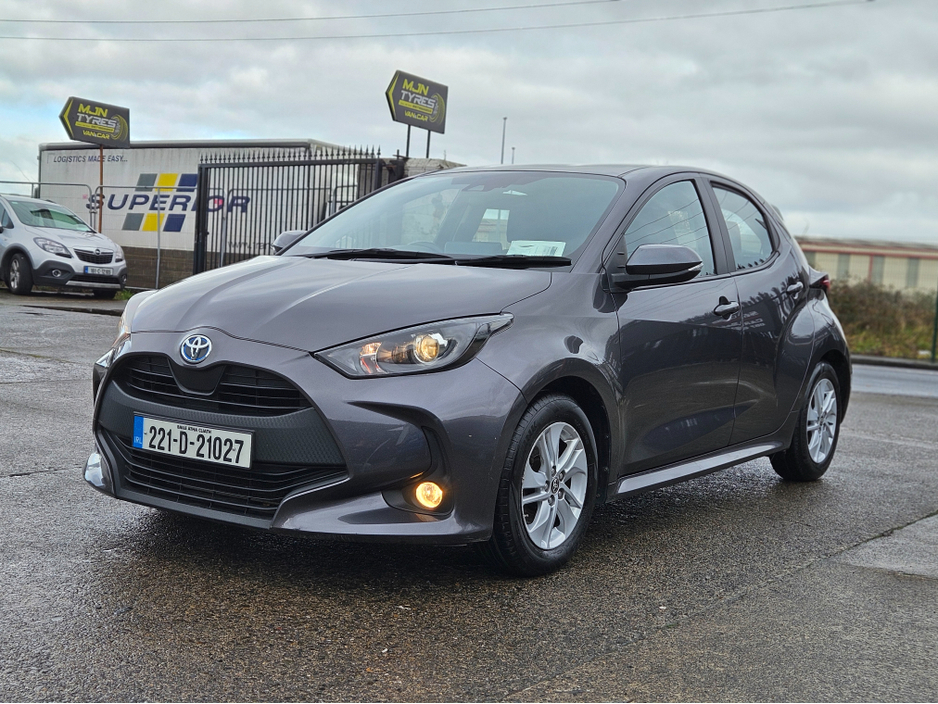 2022 Toyota Yaris - image 2
