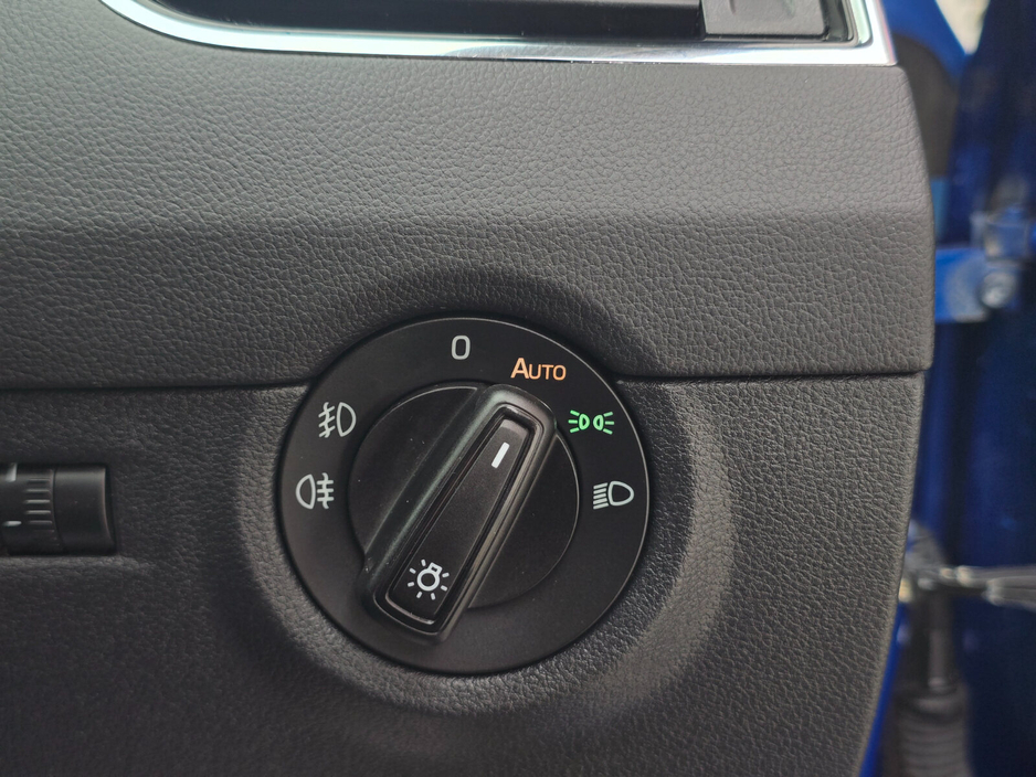 2015 Skoda Octavia - image 28