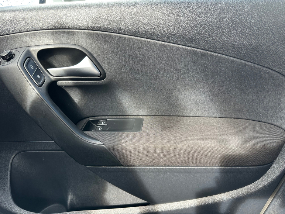 2015 Volkswagen Polo - image 15