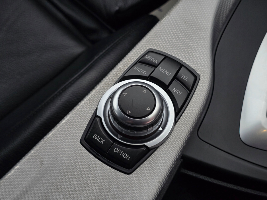 2017 BMW 3 Series - image 27