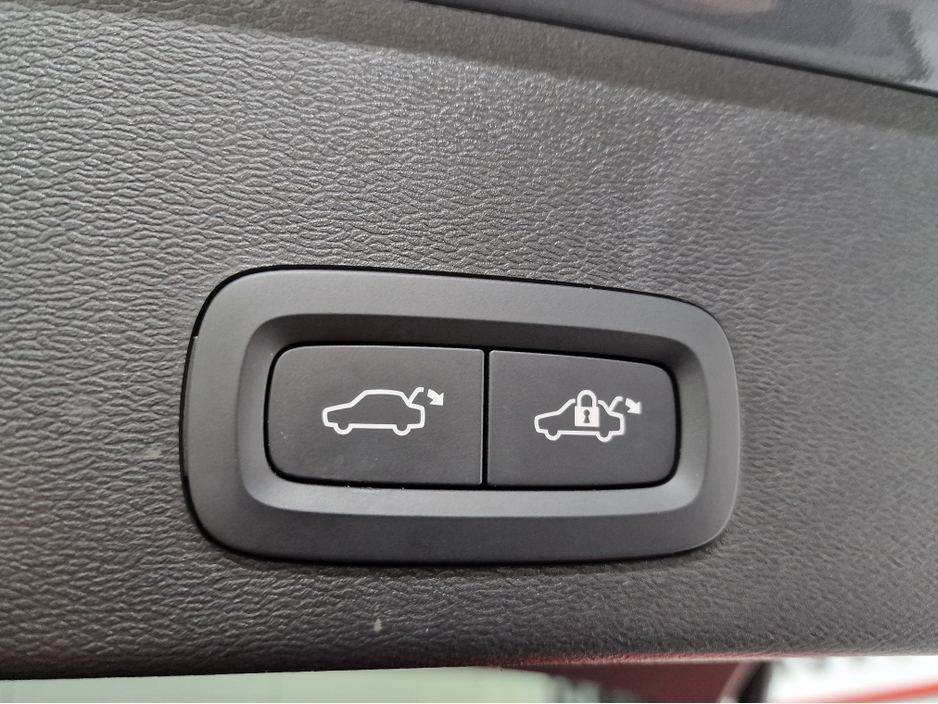 2023 Volvo XC40 T4 PLUS DARK RECHARGE AUTOMATIC **ONE OWNER / APPLE CARPLAY / CRUISE CONTROL / ELECTRIC BOOTLID / HEATED FRONT & REAR SEATS / HEATED STEERING WHEEL / 360 DEGREE CAMERA / WIRELESS PHONE CHARGING** €38,900