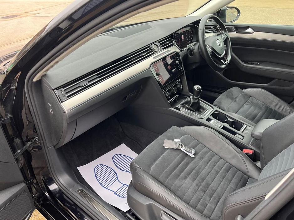 2018 Volkswagen Passat - image 5