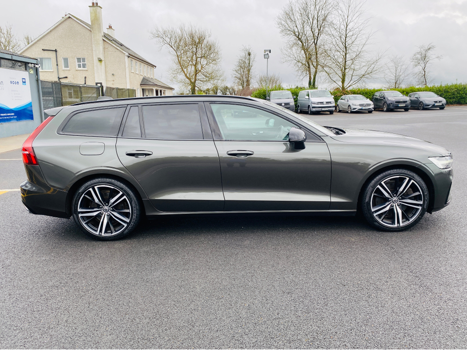 2022 Volvo V60 - image 4