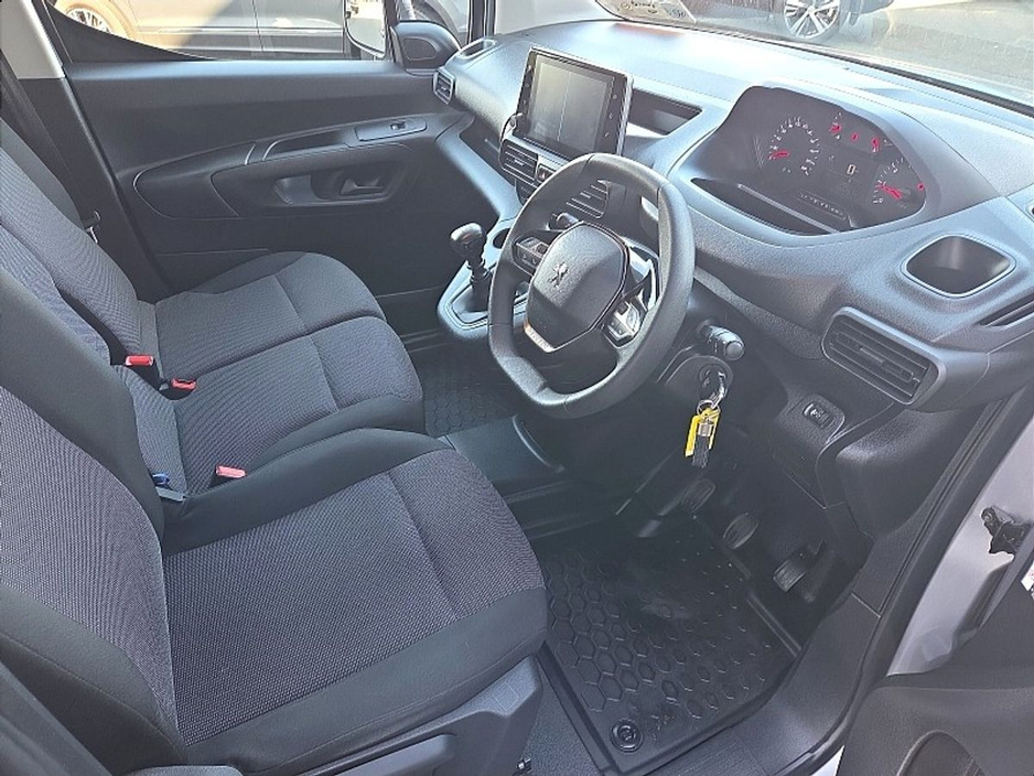 2024 Peugeot Partner - image 9