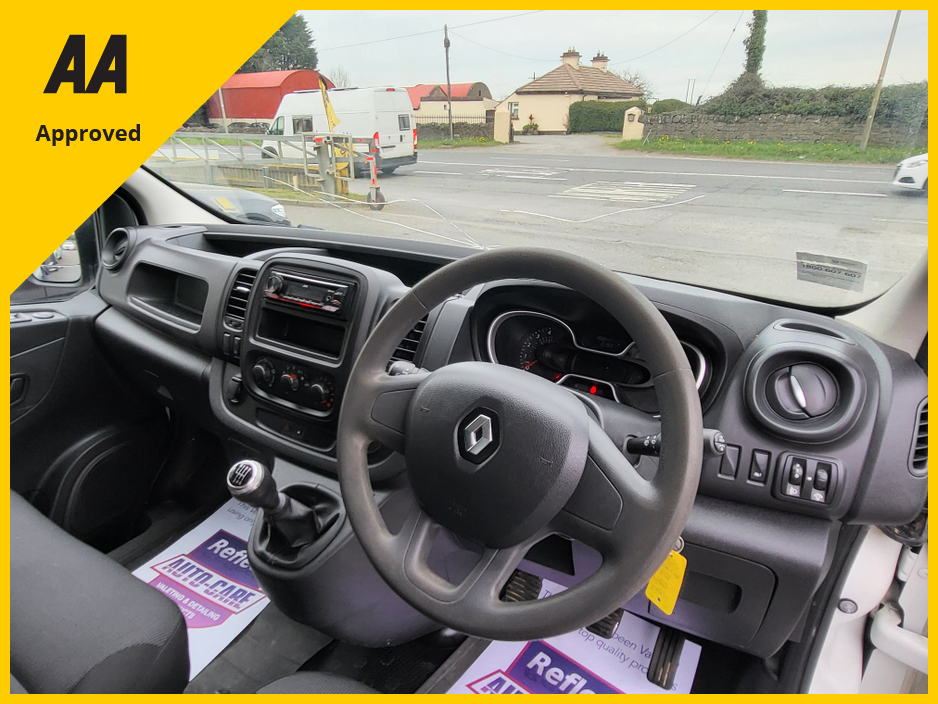 2021 Renault Trafic - image 2