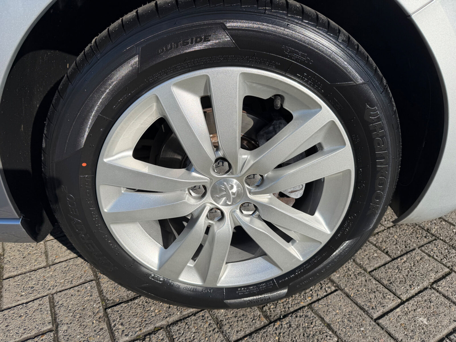 2017 Peugeot 308 - image 4