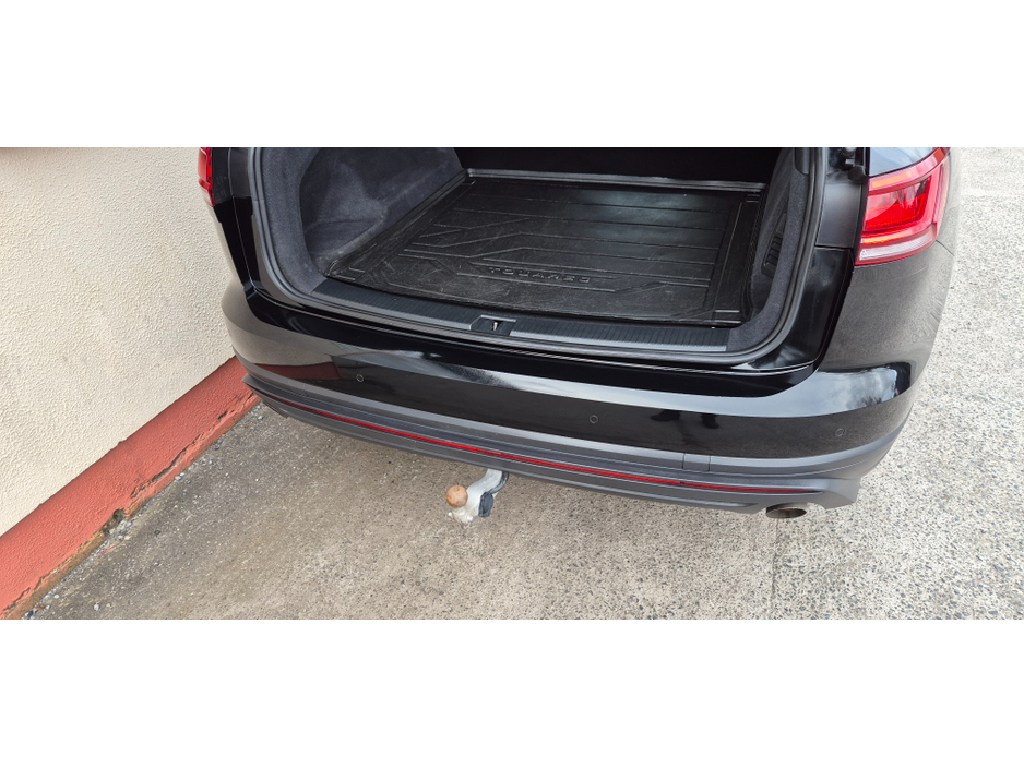 2023 Volkswagen Touareg - image 7