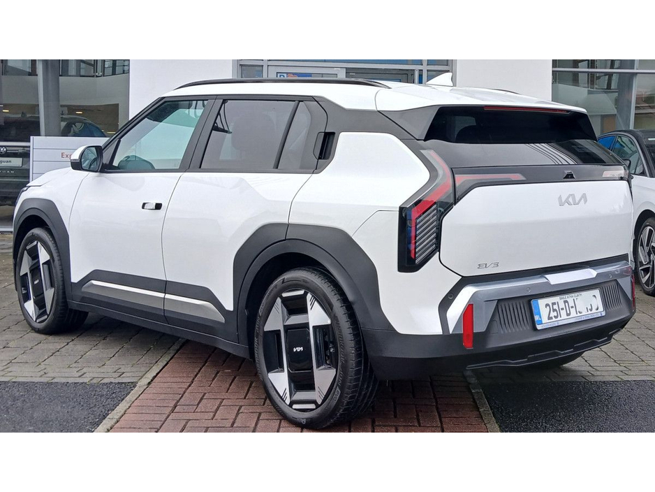 2025 Kia EV3 - image 4