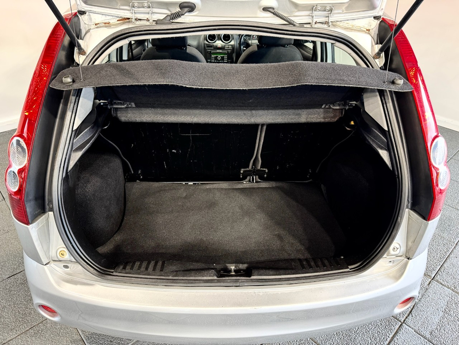 2007 Ford Fiesta - image 6