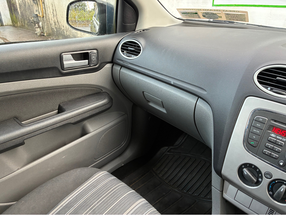 2011 Ford Focus - image 16