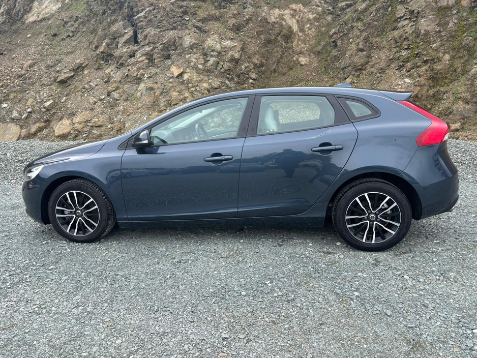 2019 Volvo V40 - image 6