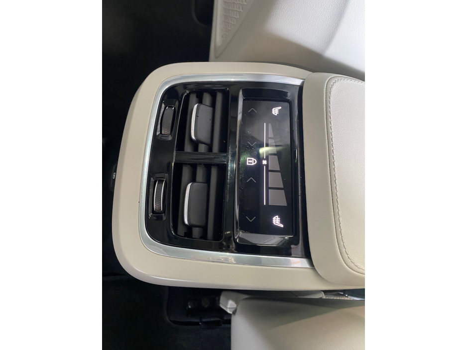 2023 Volvo XC90 - image 24
